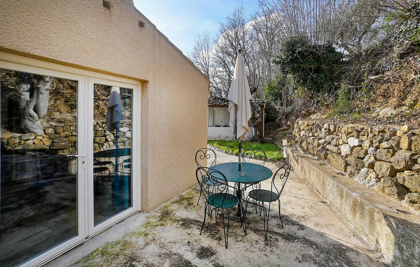 Apartamento vacacional entero, Acogedor apartamento de 2 dormitorios con TV, piscina y aparcamiento cerca de Salavas in Vallon-Pont-d'Arc, Gorges de l’Ardèche