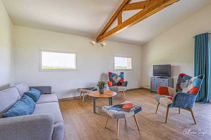 2-bedroom house with AC and WiFi in peaceful Sauviac with view over the Pyrénées in Gers