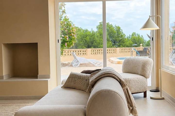 A lovely villa in the peaceful town of La Nucia, with air conditioning, a private pool, and parking in La Nucía, Costa Blanca