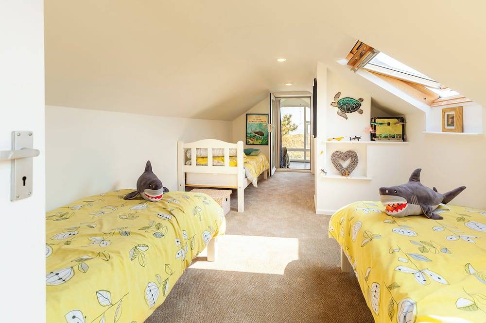 Beachfront - Retreat, relax, recharge. Hot Tub* V. Private. Walk to Beach & pub! in Great Yarmouth, The Broads