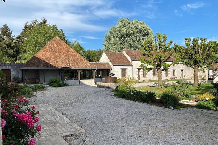 Gîte pour 15 personnes, avec Jacuzzi ainsi que Jardin et Sauna à Concriers