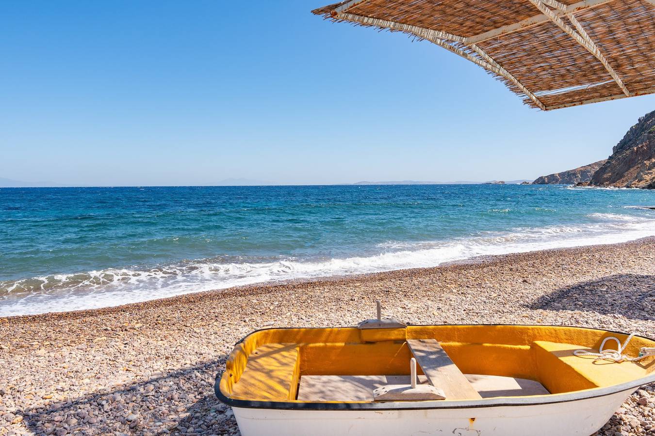 Casa de vacaciones 'Beachfront Lampis Dolphin 3' con vistas a la montaña, Wi-Fi y aire acondicionado in Archipiélago del Dodecaneso