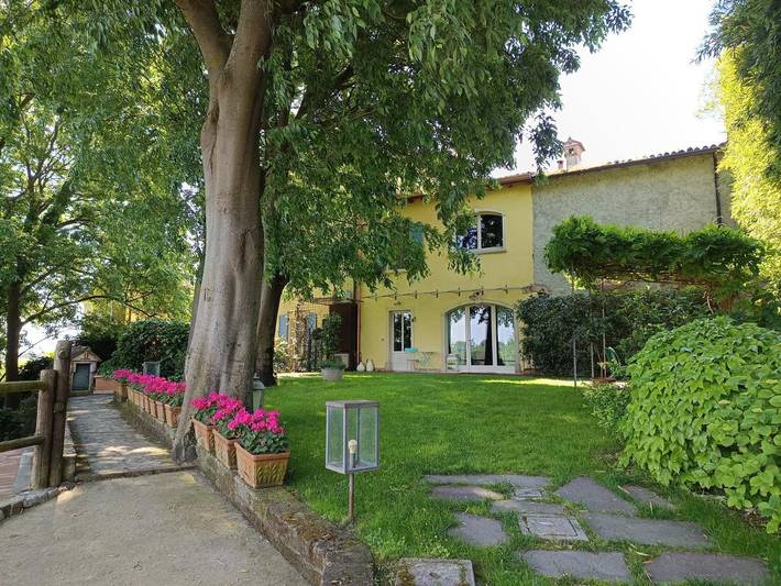B&b per 3 persone, con Terrazza e Giardino nonché Panorama a Monzambano