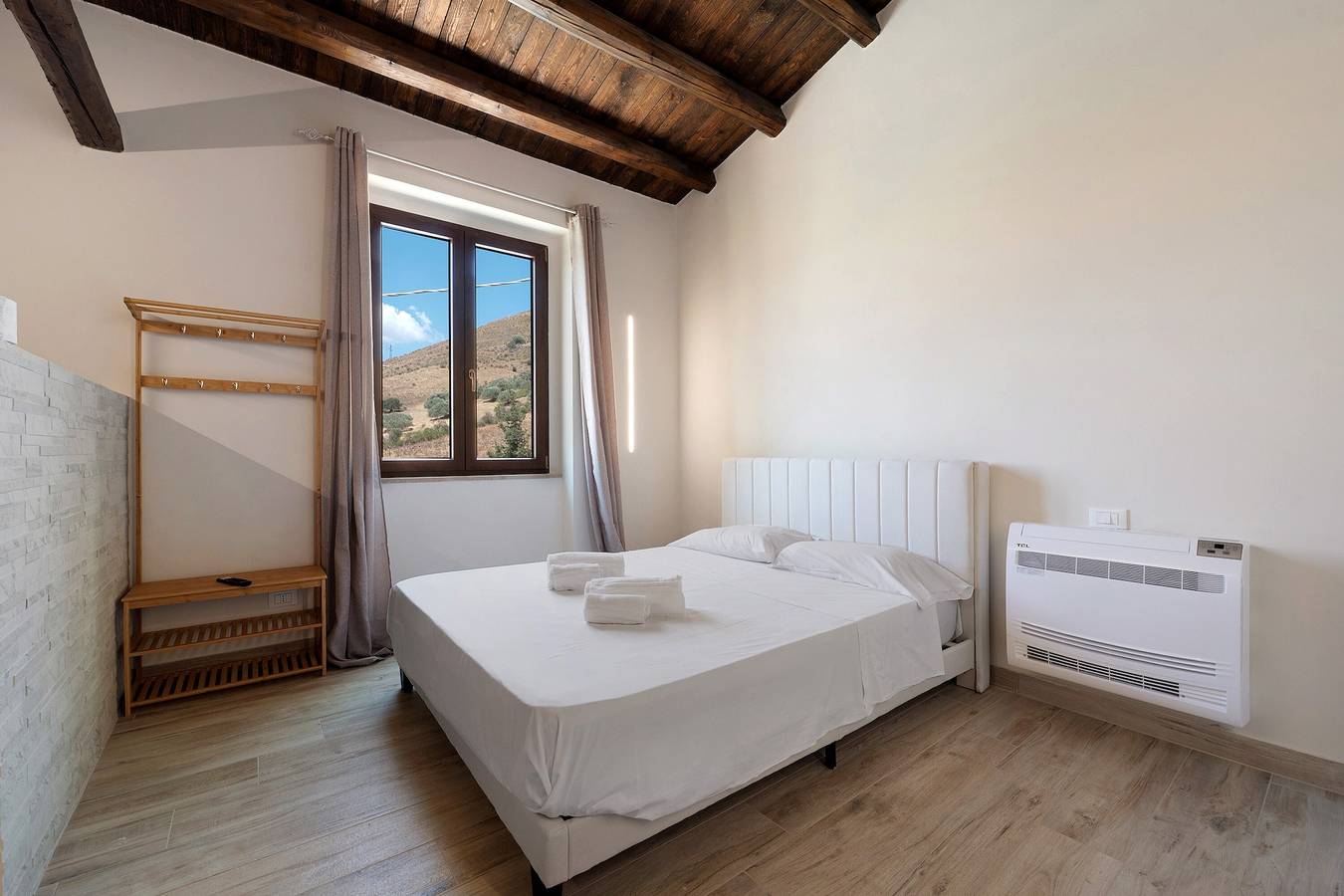 Kamer Micu - Sikania Agrirelais, bergzicht