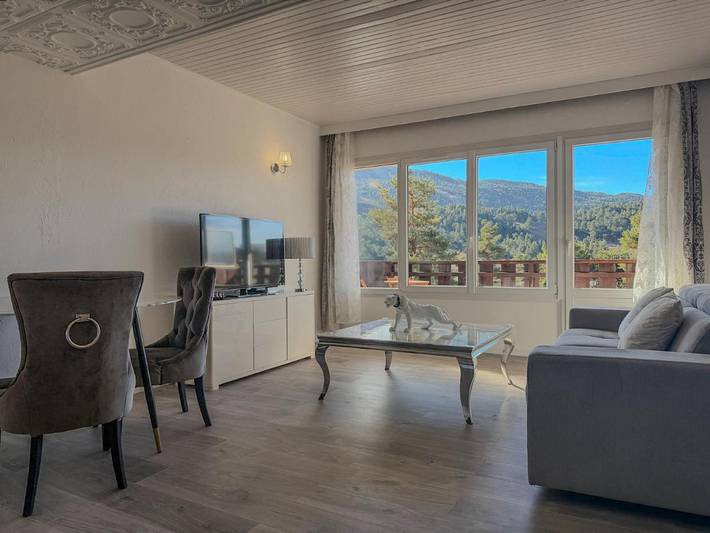 Gîte pour 4 personnes, avec vue et terrasse dans Gréolières les Neiges