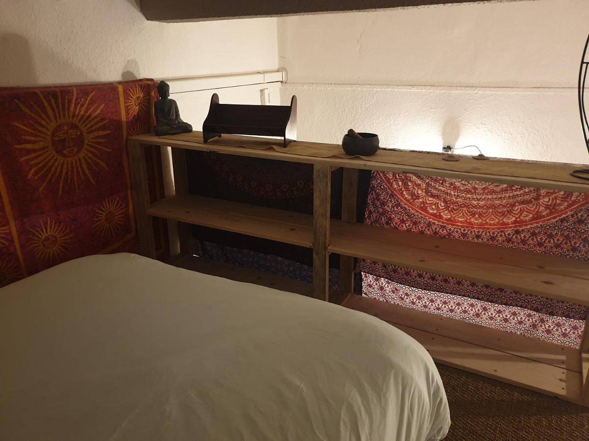 Appartement entier, One-Bedroom Apartment in Lambesc, Région d'Aix-en-Provence