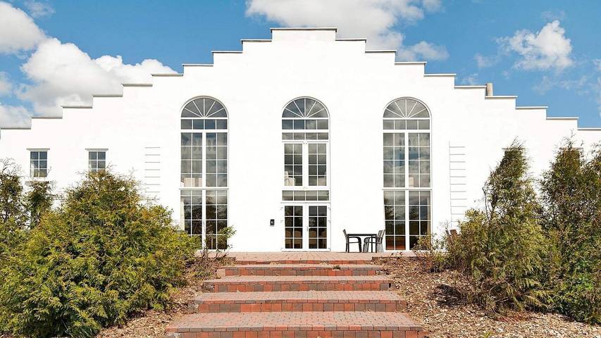 Ferieudlejning for 26 personer, med sauna og terrasse såvel som pool og have, husdyr tilladt i Sydjylland