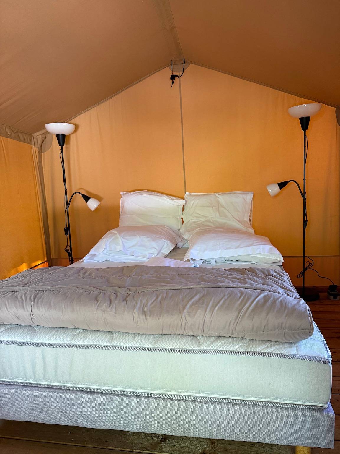 Glamping « Tente Safari Luxe» avec piscine partagée in Calviac-en-Périgord, Périgord Noir