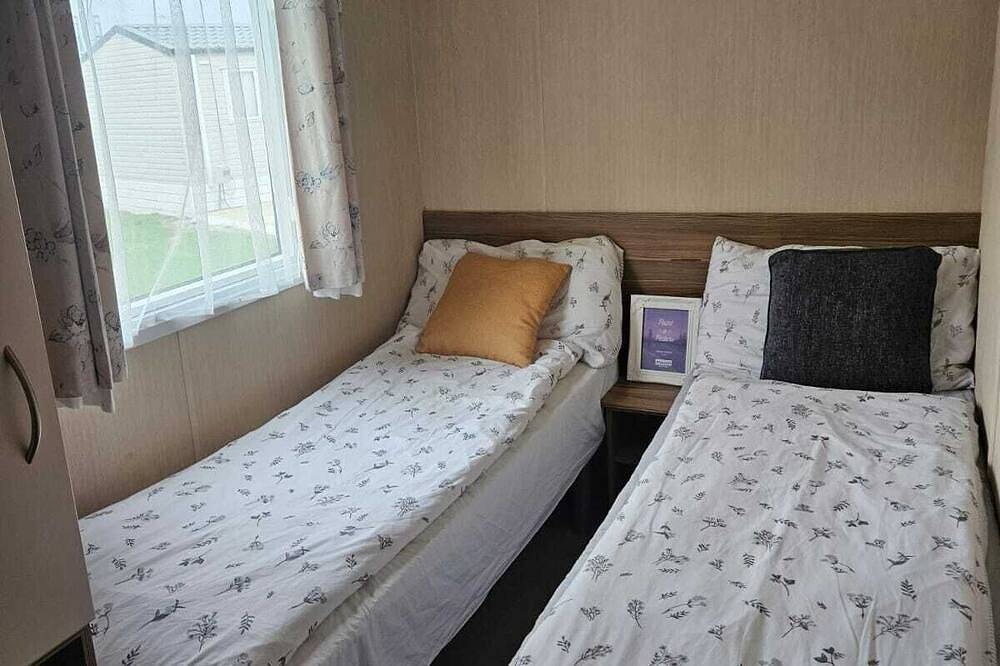 Felixstowe beach holiday park caravan/mobile home 5 minute walk to the beach in Felixstowe, Suffolk