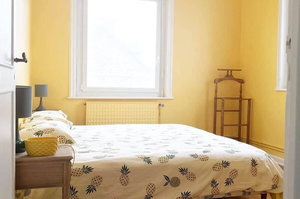 Entire apartment, ** Apt 2 chambres-plage du casino-vue sur mer! ** 2br apt with Ocean Views! ** in Saint-Quay-Portrieux, Côte de Goëlo