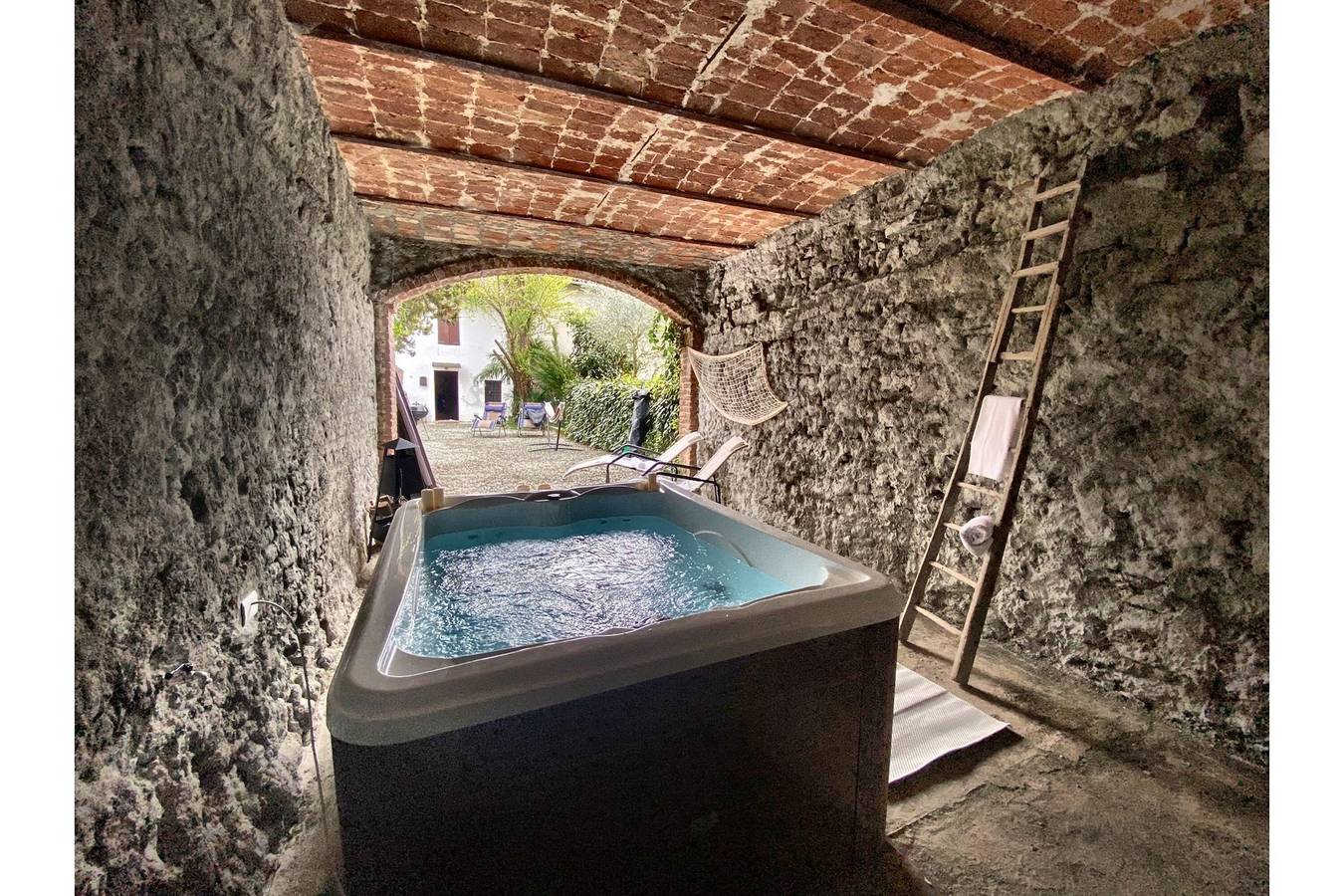 Villa 'Cascina Liebe Con Idromassaggio' mit privatem Garten, Wlan und Klimaanlage in Ozzano Monferrato, Alessandria Provinz