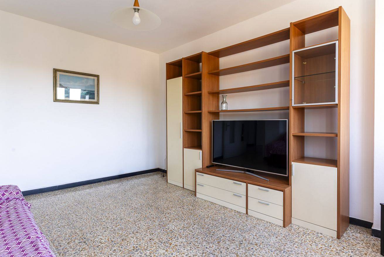 Entire apartment, Guesthost - Spacious Apt with Canal&Fortress view in Livorno, Etruscan Coast
