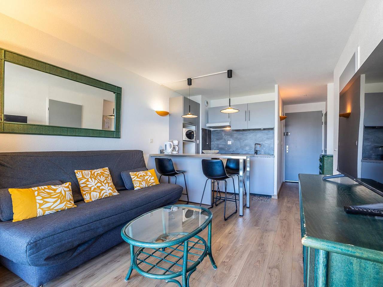 Entire apartment, 2⭐ apartment with terrace and beach view in Sète - 6 people in Sete, Mediterranean Coast (France)