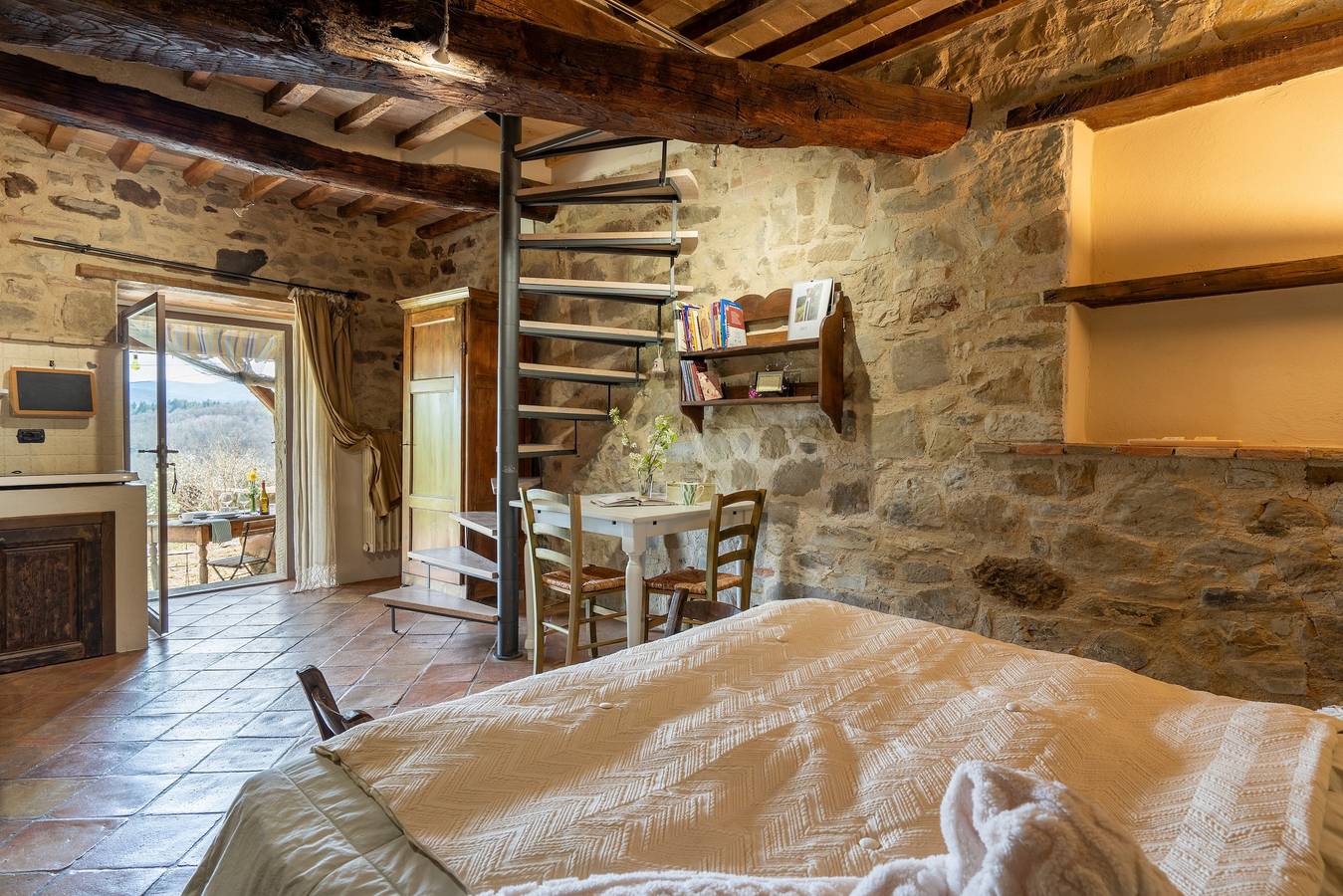 Ganzes Studio, Apartment „Camera con vista Anghiari“ mit Terrasse, Wlan und Parkplatz in Anghiari, Valtiberina