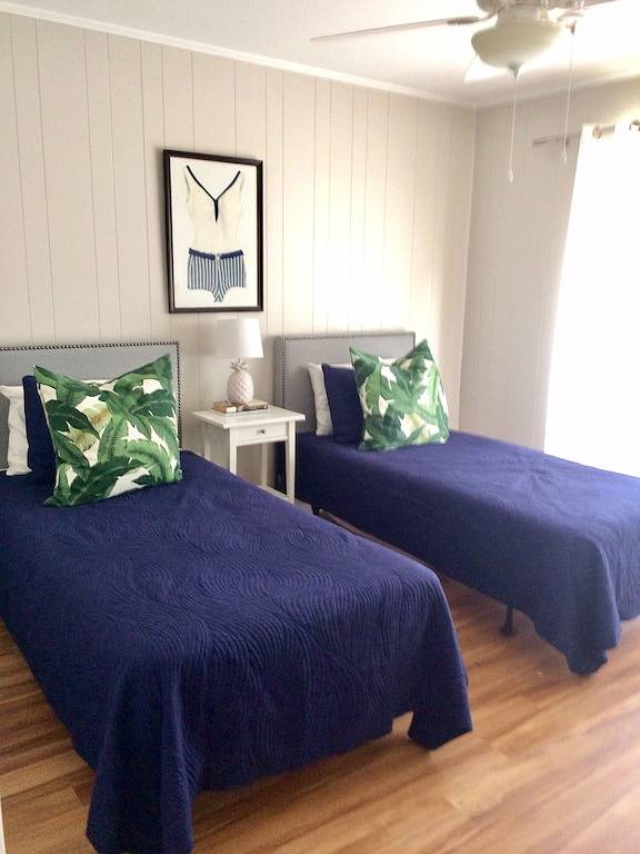 Vacation rental for 12 people, with pool and terrace as well as yard in Edisto Island