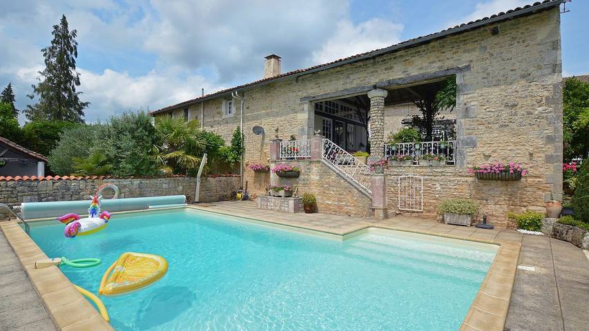 Gîte pour 6 personnes, avec piscine ainsi que terrasse et jardin à La Forêt-de-Tessé