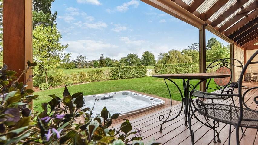 Holiday home for 12 people, with hot tub and garden as well as balcony in Leura