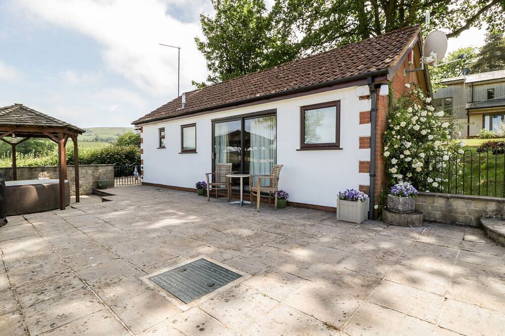 The Stables, pet friendly, with hot tub in Crowcombe in Crowcombe, Somerset