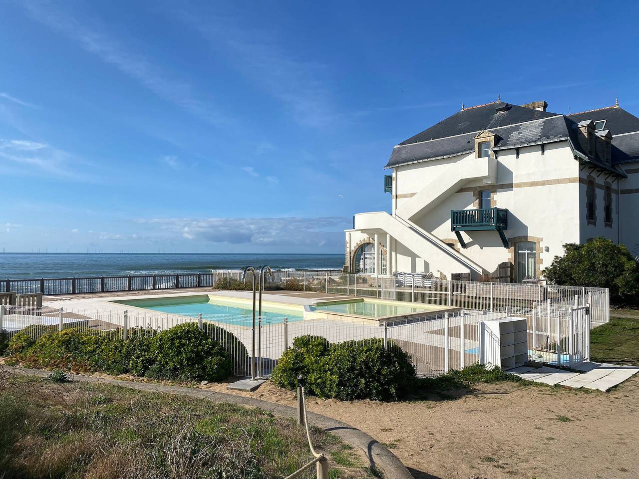 Apartamento entero, Dúplex en Batz-sur-Mer con piscina, cerca de la playa, para 6 personas in Batz-sur-Mer, Côte de Jade
