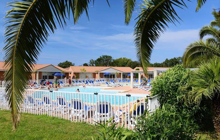 Studio pour 4 personnes, avec Terrasse ainsi que Piscine et Sauna