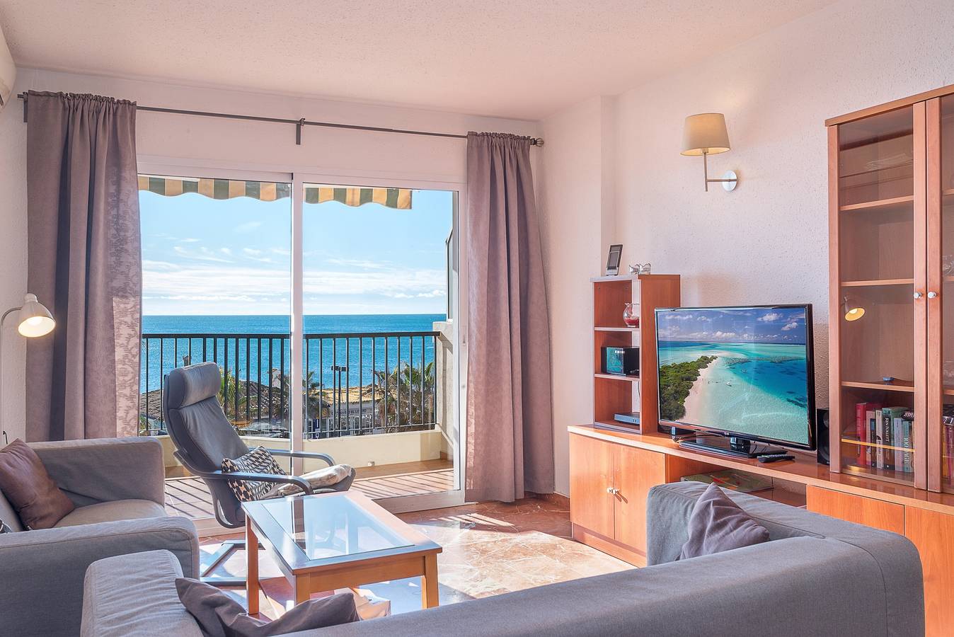 Entire apartment, Beachfront Apartment with Sea View, Pool, Garden, Terrace, Balcony, A/C & Wi-Fi in Fuengirola, Costa del Sol