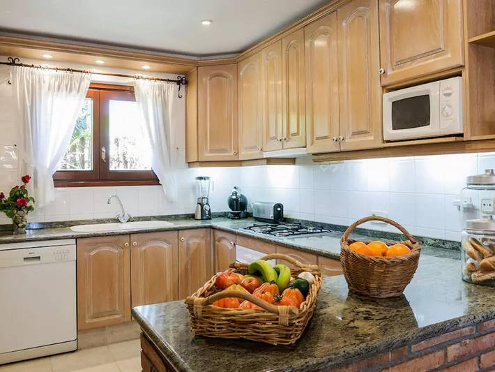 Chalet para 8 personas, con piscina además de jardín y terraza, Familias con niños en Alt Empordà - 4