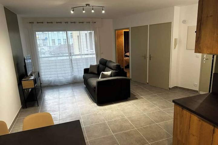 Entire apartment, T2 historic town center with castle in La Roche-sur-Foron, Bonneville region