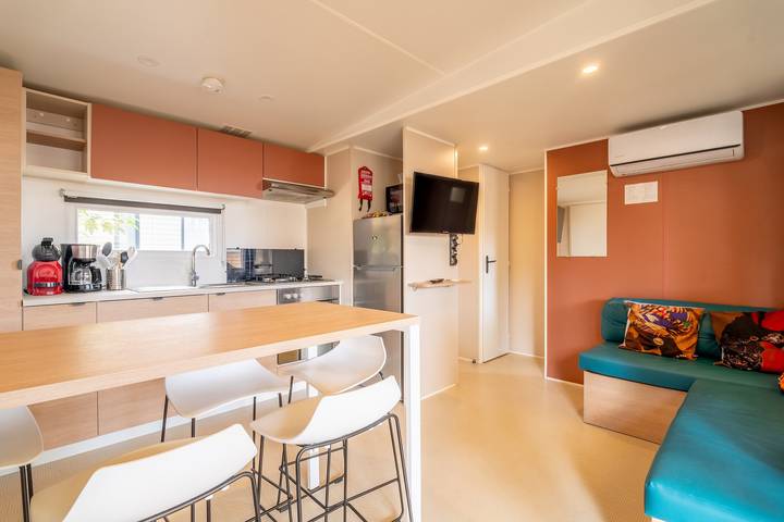 Camping pour 6 personnes, avec Balcon ainsi que Jacuzzi et Bassin pour enfant
