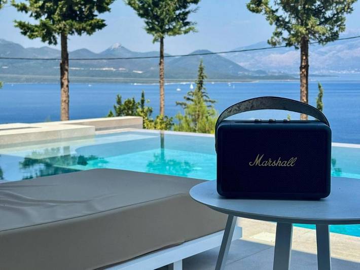 Villa für 6 Personen, mit Pool und Ausblick sowie Garten und Balkon in Alexandros