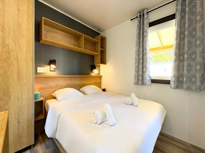 Parc de vacances pour 8 personnes, avec jacuzzi ainsi que jardin et piscine, animaux acceptés en Corse