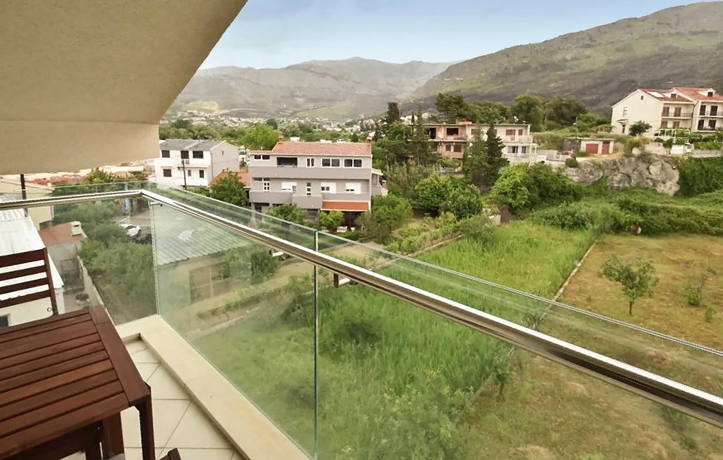 Ganze Ferienwohnung, Apartment mit Meerblick, Terrasse, Küche und Parkplatz in der Nähe des Strandes von Strobec in Stobrec, Split-Dalmatien