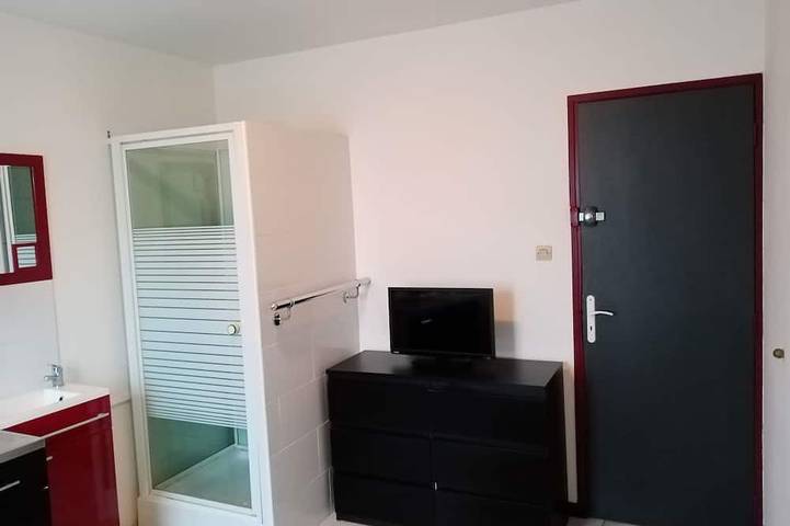 Apartamento entero, Small studette with garden view in Cuers, Costa mediterránea (Francia)