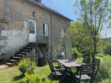 Gîte pour 6 personnes, avec jardin ainsi que terrasse et piscine, animaux acceptés à Étang-sur-Arroux