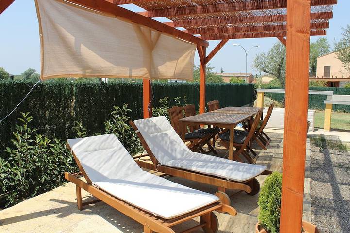 Gîte pour 6 personnes, avec Terrasse ainsi que Jardin et Piscine à Verges