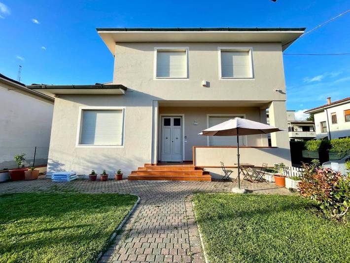 Appartamento per 8 persone, con Balcone e Terrazza nonché Giardino e Panorama a Cascina
