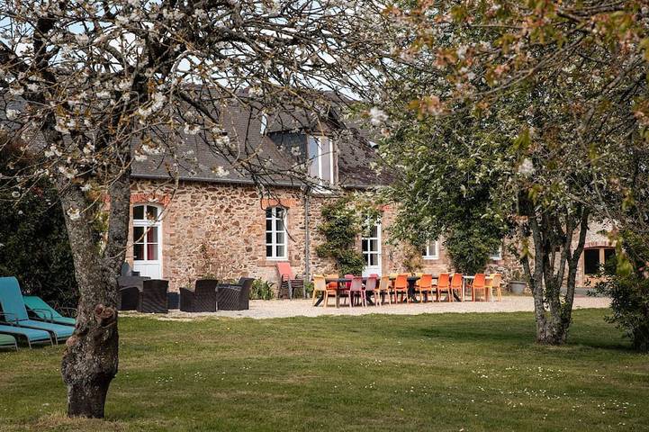 Maison de vacances pour 30 personnes, avec jardin, animaux acceptés dans Mayenne