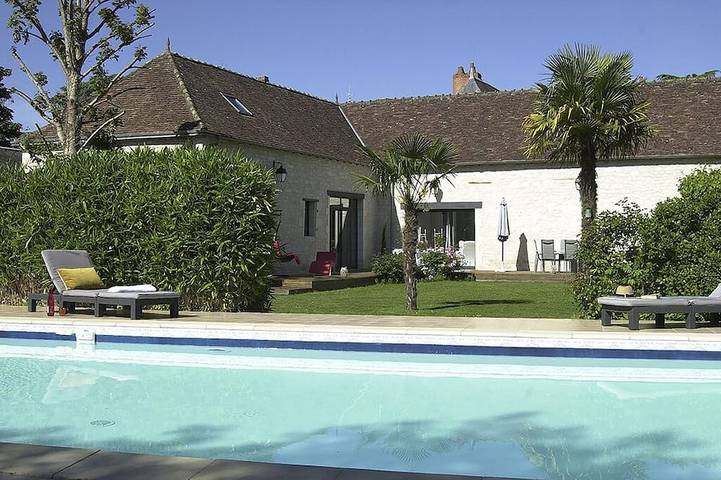 Location de vacances pour 6 personnes, avec piscine ainsi que jardin et terrasse à Les Ormes