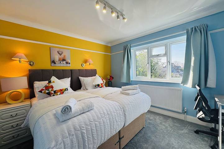 Spacious 4Br house close to Gatwick Airport. in Crawley, Sussex de l'Ouest
