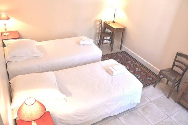 Location de vacances pour 10 personnes, avec jardin et piscine à Divajeu - 2