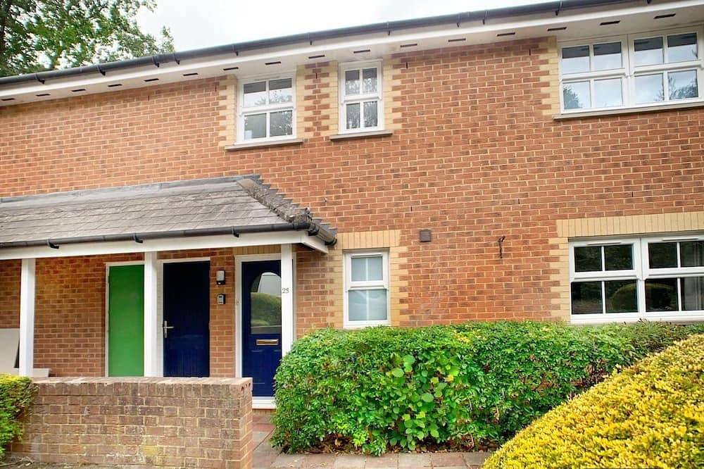 Entire apartment, Wokingham - 2 Bedroom Maisonette - With Parking in Wokingham, Berkshire