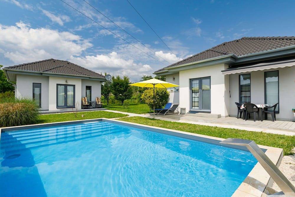 Atemberaubendes alleinstehendes Ferienhaus mit privatem Pool, Terrasse und Haustiere erlaubt in Abrahamhegy, Balaton Region
