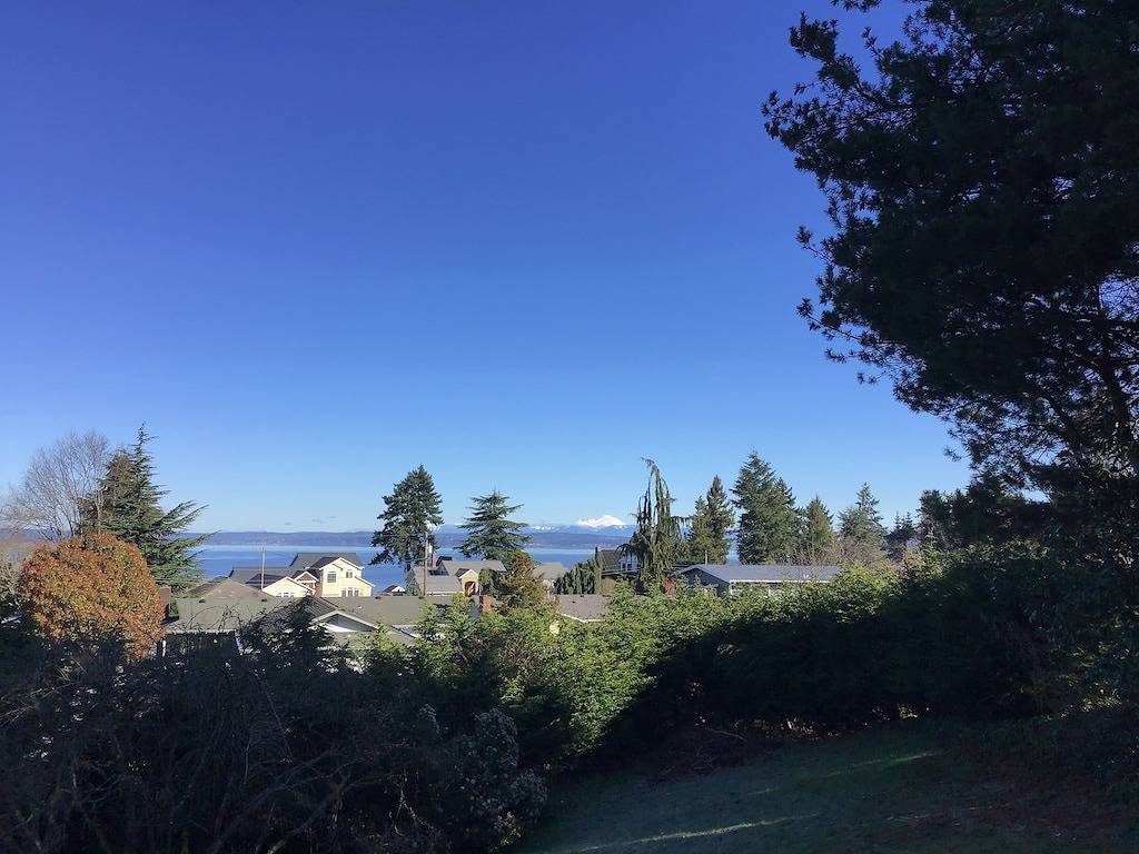 Blick auf das Meer, die Berge und Inseln in der Nähe von Mukilteo Lighthouse, Boeing & Trai in Everett, Snohomish County