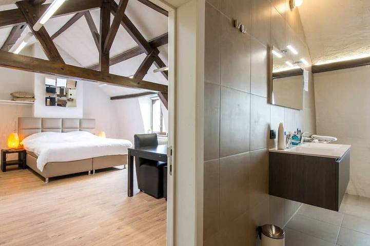 Room N°4 / City Center Charming Attic Suite in Bruges, Provincia delle Fiandre Occidentali