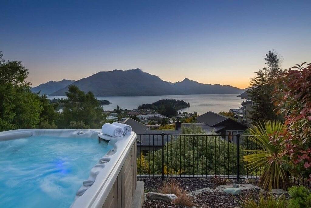 Queenscliff - großes Ferienhaus mit 4 Schlafzimmern, Whirlpool und hervorragender Aussicht in Queenstown, Otago