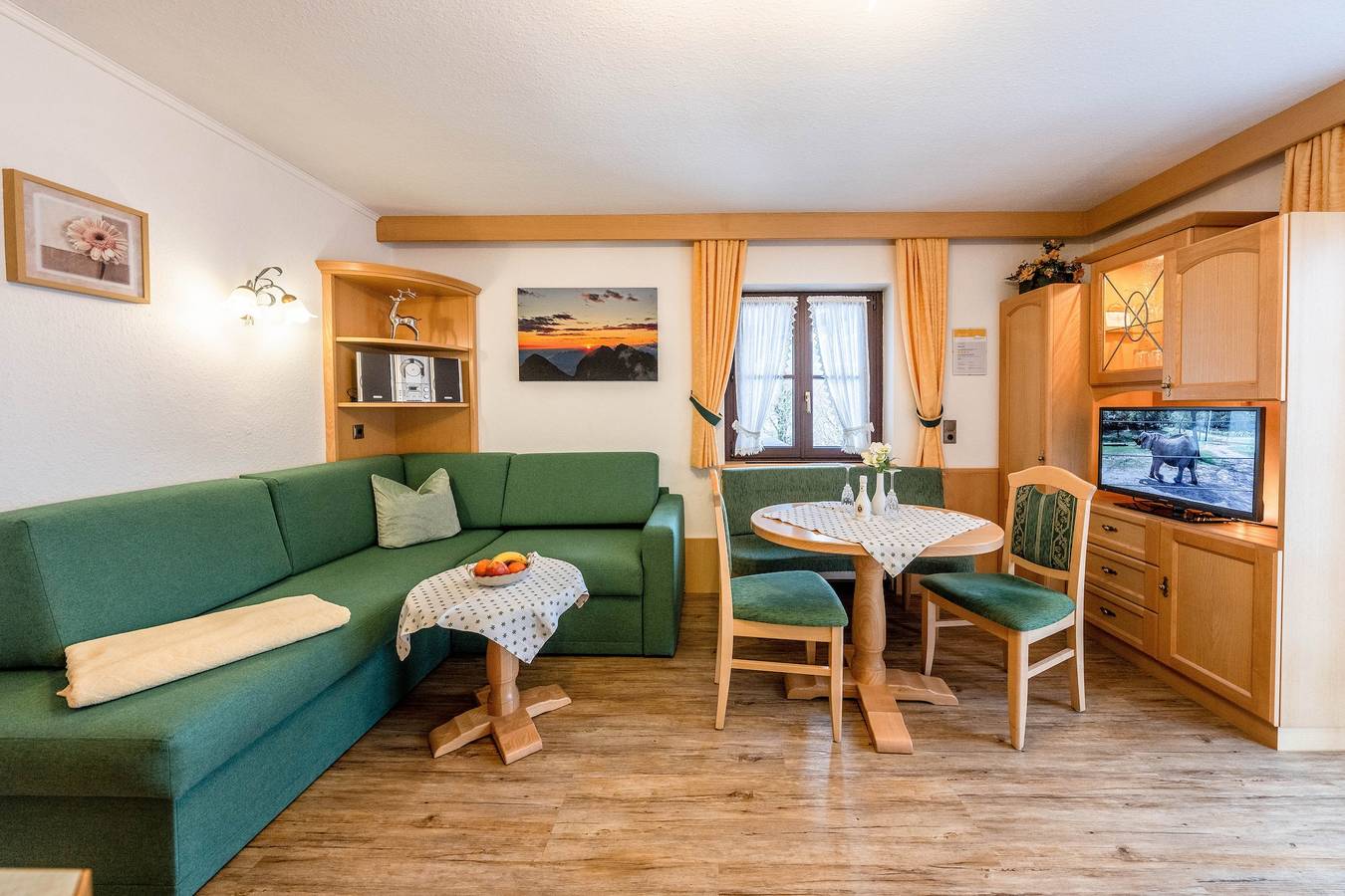 Ganze Wohnung, Ferienwohnung 'Nr 1 Wetterstein' mit Bergblick, Balkon und Wi-Fi in Krün, Bayerische Alpen