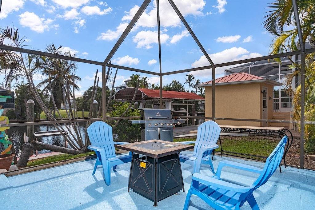 Island Vibe! 3/2 Salt Water Heated Pool with Bonus Room, Waterfront! in Saint James City, Pine Island