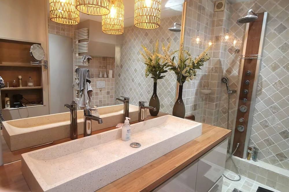 Appartamento intero, Aix center, nice apartmentt2 1 bedroom, terrace overlooking garden Air conditioned parking in Aix-en-Provence, Aix-en-Provence e dintorni