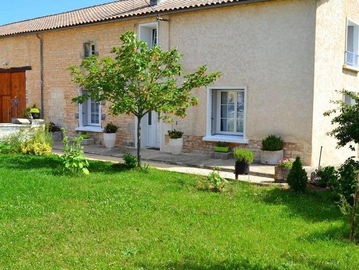 Location de vacances pour 6 personnes, avec Jardin à Saint-Angeau