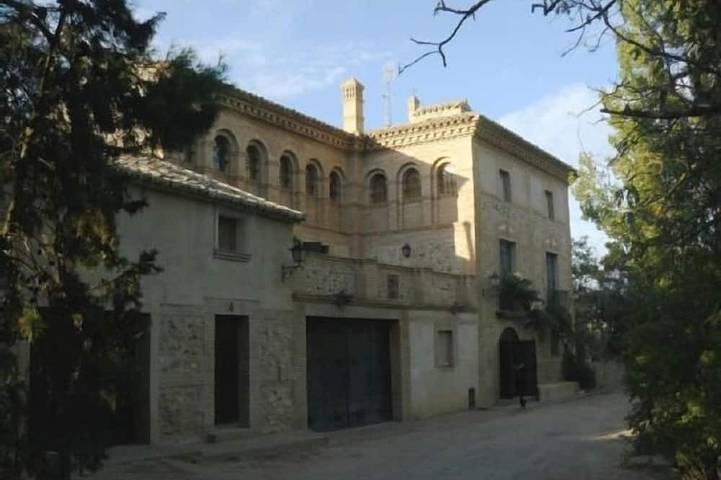 Gîte pour 6 personnes, avec Balcon et Jacuzzi ainsi que Jardin et Piscine à Tudela