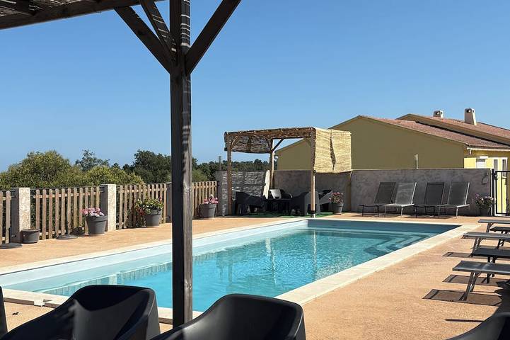Location de vacances pour 17 personnes, avec jardin et jacuzzi ainsi que terrasse et piscine, animaux acceptés à Solaro